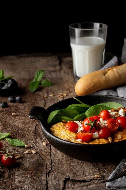 Tortilla en plato y pan baguette francés