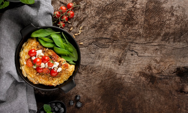 Tortilla con queso y tomates espacio de copia