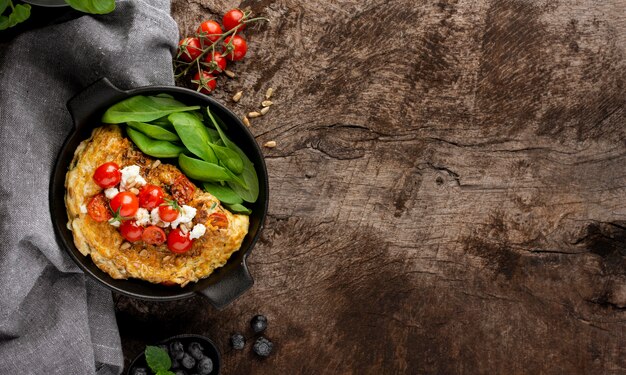 Tortilla con queso y tomates espacio de copia