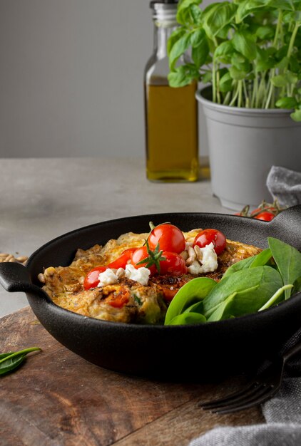 Tortilla con queso y tomates vista frontal