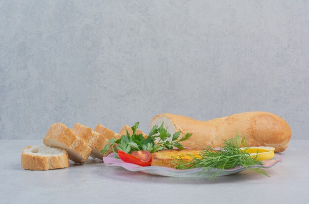 Tortilla con rodajas de pan blanco sobre cilicio.