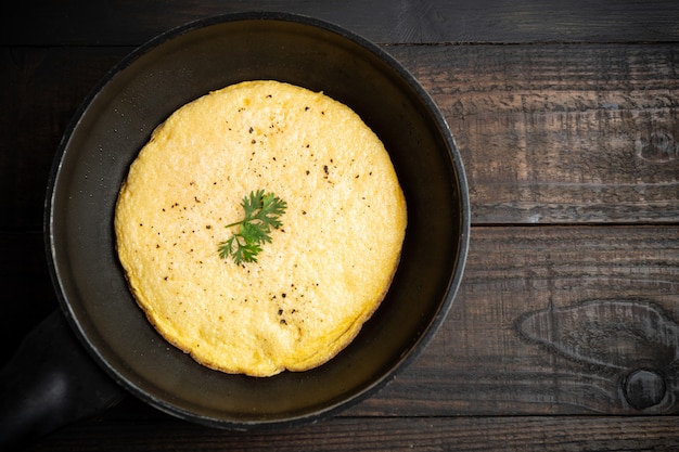 tortilla en una sartén sobre madera.