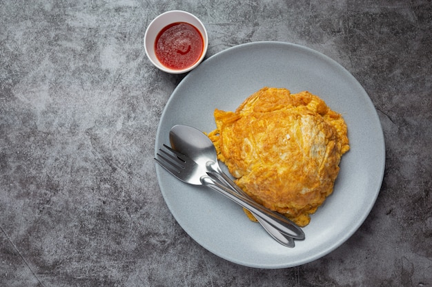 Tortilla servida con arroz arroz y salsa de tomate