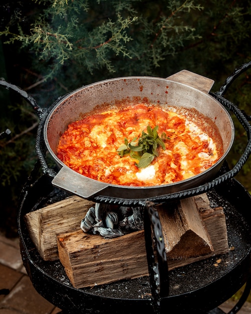 Tortilla de tomate con albahaca encima