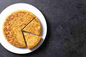 Foto gratuita tortilla tradicional española sobre fondo negro vista superior copiar el espacio