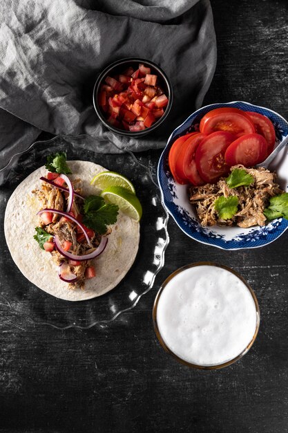 Tortilla con vista superior de carne y verduras