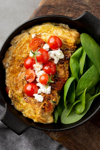 Tortilla de vista superior con hojas y tomates