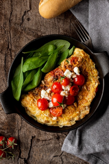 Tortilla de vista superior con tomates cherry