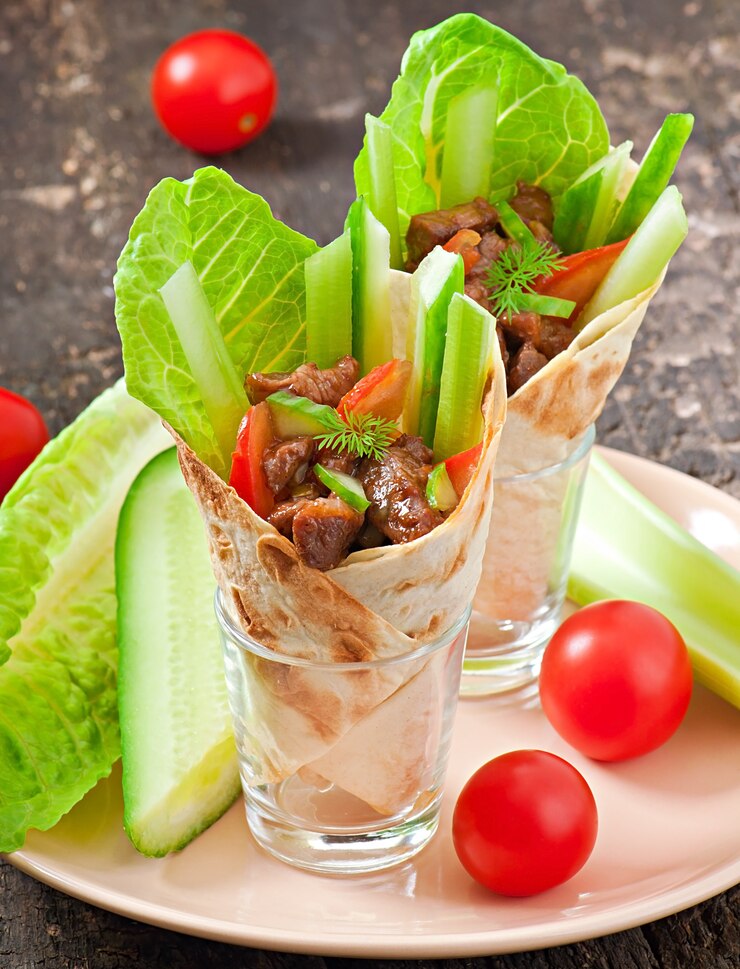Foto gratuito tortillas con carne y verduras frescas