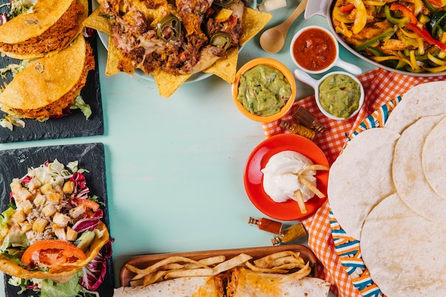 Tortillas y sabrosa comida mexicana