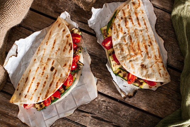 Tortillas de vegetales saludables en mesa de madera