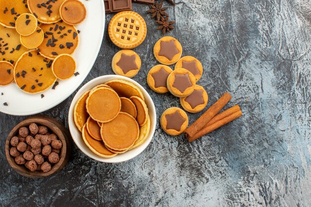 tortitas con cereales y galletas con canela sobre fondo gris