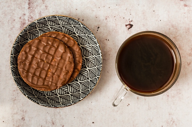 Foto gratuita tortitas de chocolate y café negro