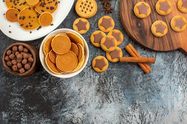 tortitas con galletas y cereales en gris