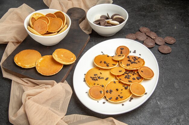 tortitas con galletas en gris oscuro