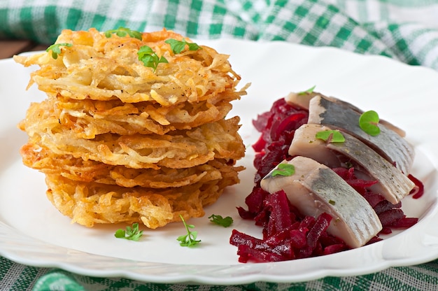 Foto gratuita tortitas de papa y arenque con remolacha