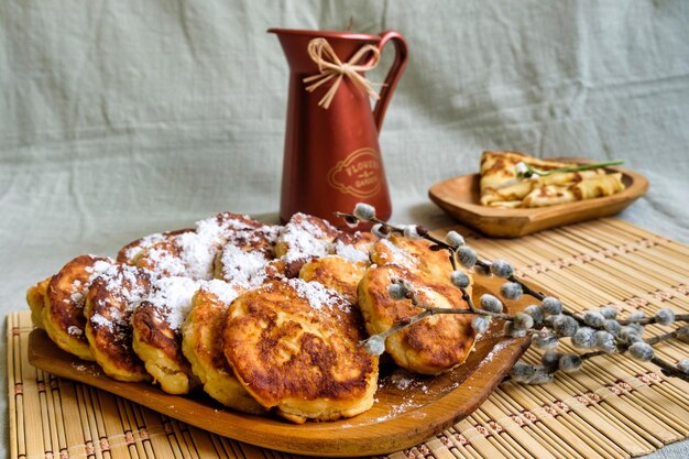 Foto gratuita tortitas de queso en polvo de azúcar tradicionales ucranianas y moldavas hechas en un estilo rústico