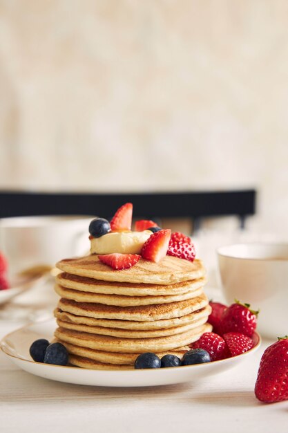 Tortitas de tofu vegano con frutas en una placa blanca.