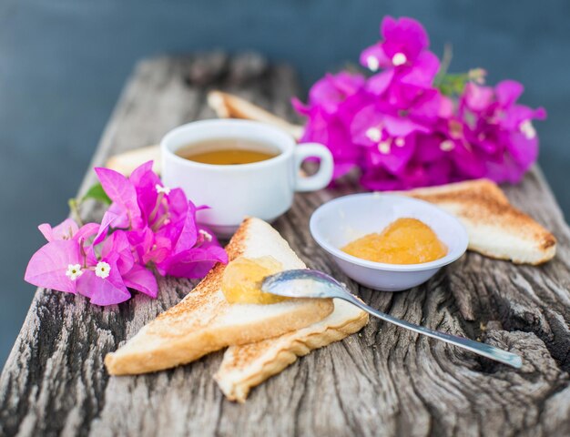 Tosta con mermelada de piña y té Desayuno Rústico