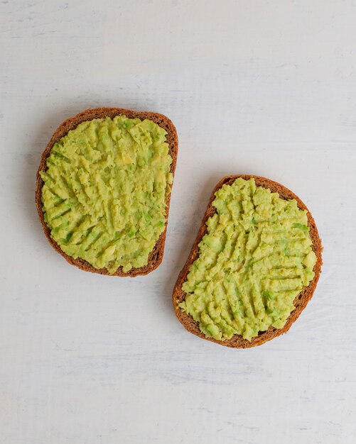 Tostada de aguacate en pan integral con verduras