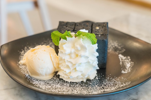 Tostada de carbón con helado