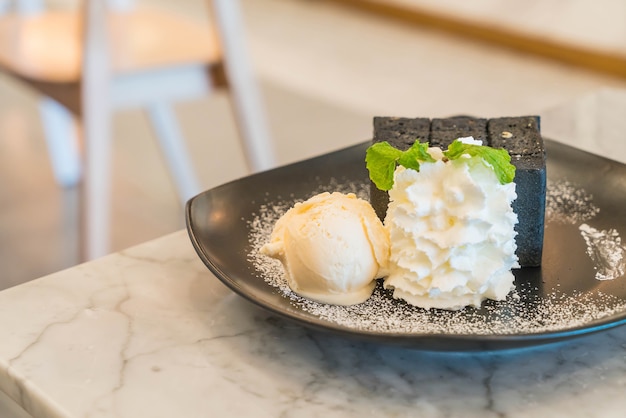 Foto gratuita tostada de carbón con helado