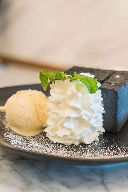 Tostada de carbón con helado