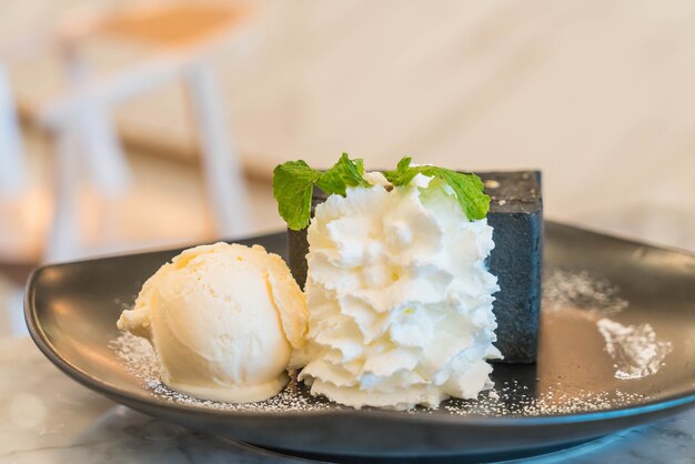 tostada de carbón con helado