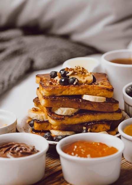 Foto gratuita tostada de desayuno con arándanos y plátano