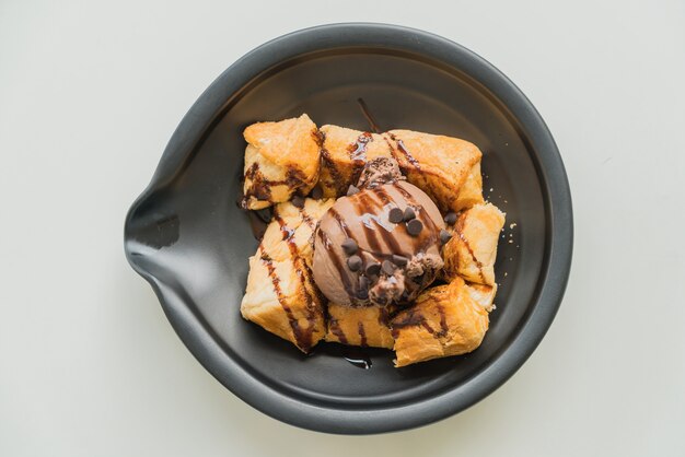 Tostada de helado de chocolate