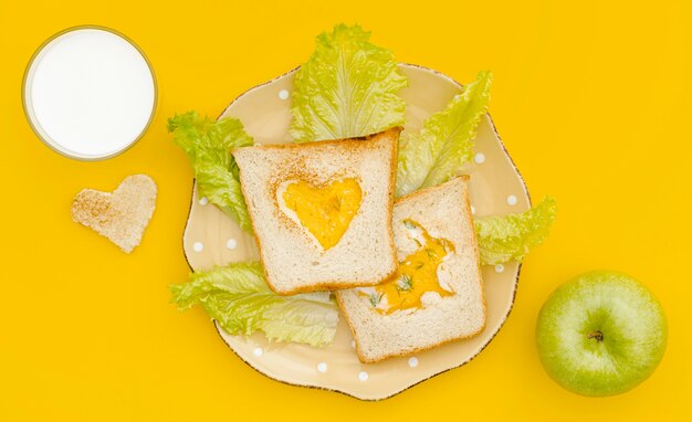 Tostada de huevo con ensalada y manzana