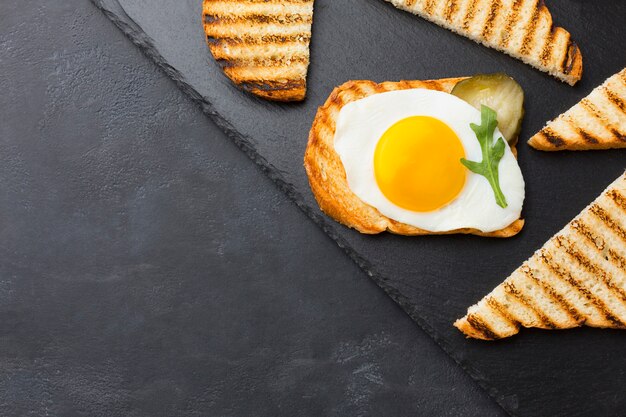 Tostada de huevo saludable con espacio de copia