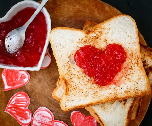 Tostada con mermelada de fresa en forma de corazón San Valentín