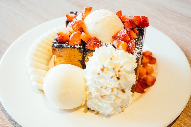 Tostada de miel con helado y fresa y plátano