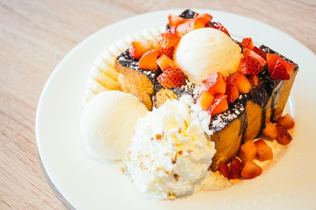 Tostada de miel con helado y fresa y plátano