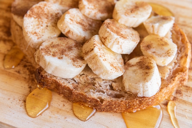 Tostada de plátano en la tabla de cortar