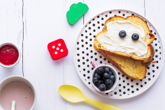 Tostada de queso crema para niños con arándanos