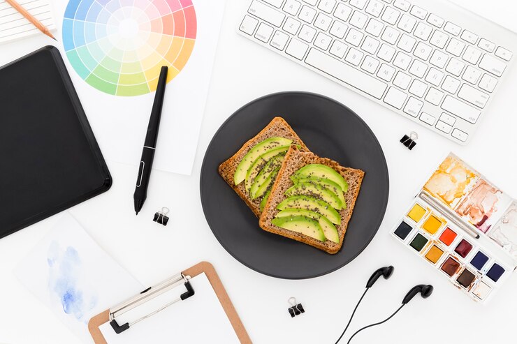Foto gratuito tostadas con aguacate para el desayuno en la oficina