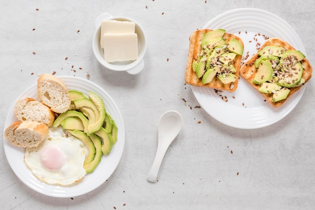 Foto gratuita tostadas con aguacate y huevo frito para el desayuno.