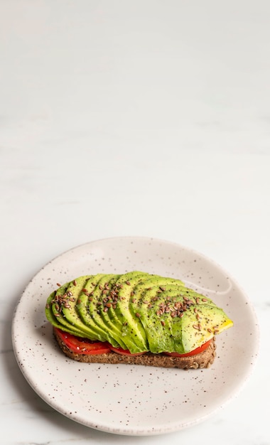 Tostadas de aguacate en placa con espacio de copia