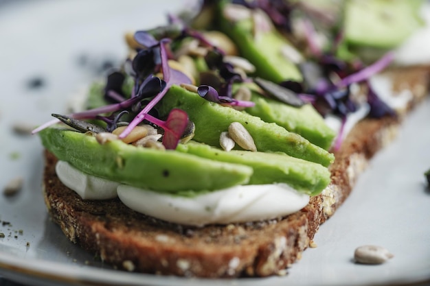 Foto gratuita tostadas con aguacate en placa