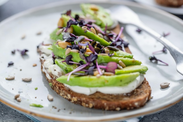 Foto gratuita tostadas con aguacate en placa