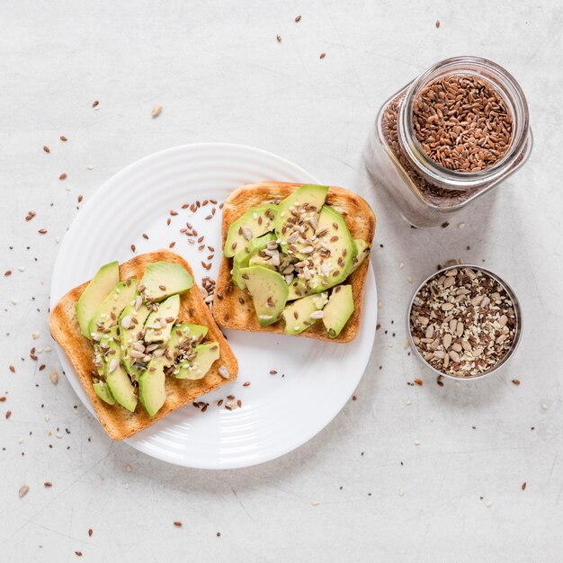 Tostadas con aguacate y semillas.