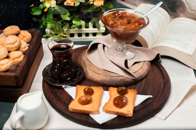 Tostadas con confitura de higos y un vaso de té.