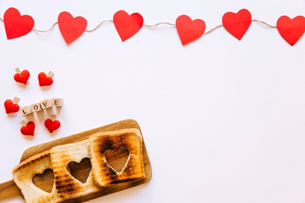 Tostadas y corazones en blanco