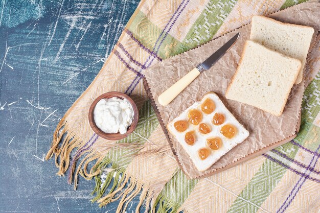 Tostadas con crema agria y confitura.