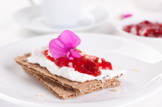 Tostadas crujientes con mermelada de fresa