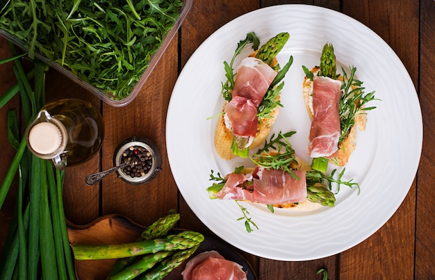 Tostadas con espárragos, rúcula y jamón serrano