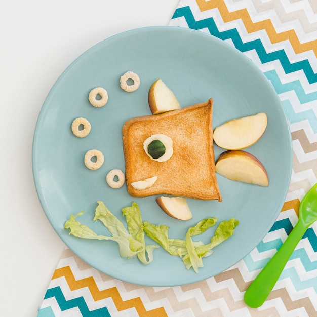 Tostadas en forma de pescado con manzana