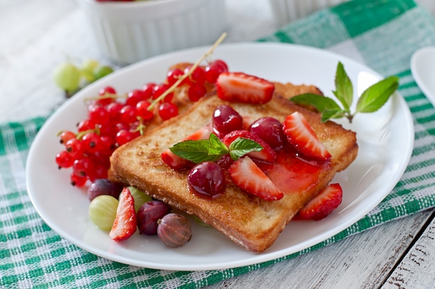 Foto gratuita tostadas francesas con bayas y mermelada para el desayuno